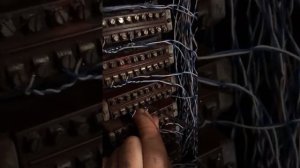 Установка телефонной кроссировки на плинт под винтовое соединение.