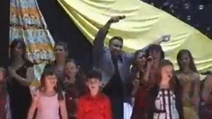 поют детский коллектив "Чудеса" и руководитель