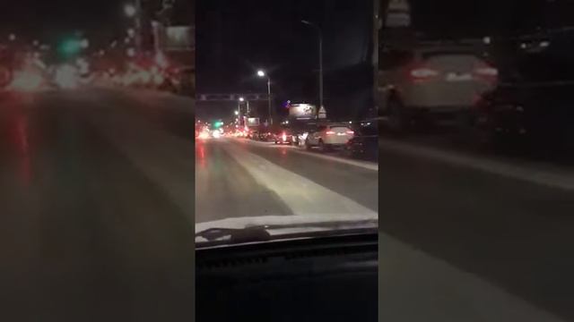 БЕНЗИН в ХАБАРОВСКЕ !!!🙌😱 Муж заснял очередь на заправку в Хабаровске😱 Что творится !!??🙌 смотреть онлайн