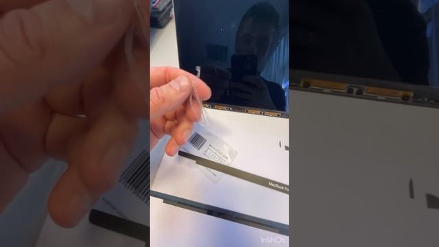 Замена нижней стекляшки с надписью MacBook на макбуке 2016-2020 года