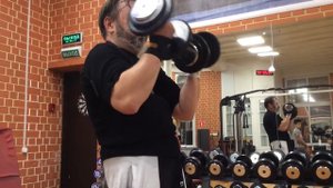 Сгибания рук с гантелями с использованием армбластера