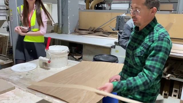 Работа со шпоном на том же участке распила. смотреть онлайн