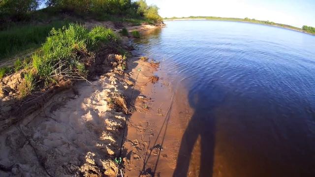 Рыбалка на ОКЕ поймали РАКА рыбу и у МИХИ был ХОРОШИЙ сход. МИХА растроился. смотреть онлайн