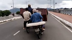 Во Вьетнаме на байках перевозят все и даже ШКАФ