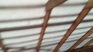 Крепление стропил по центру двухскатной крыши.