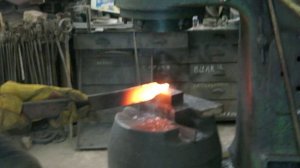 Кузница в Москве. Ковка металла. Работа на молоте.
