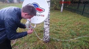 антенна триколор в поле на мачте