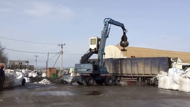 Погрузка биг-бэгов перегружателем Fuchs смотреть онлайн