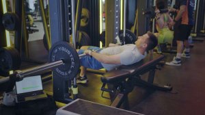 Ягодичный мостик на 1 ноге со штангой в Смите