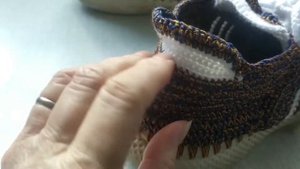 МУЖСКИЕ КРОССОВКИ НА ПОДОШВЕ, СВЯЗАННЫЕ КРЮЧКОМ.