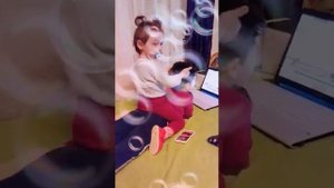 сестра Вика малышка сидит на брате Сармате?????