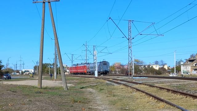 «Эксклюзив!»ВЛ10-1886 с вагоном РЖД лаборотория «Декарт» следует по улице Короленко! [ОКТЯБРЬ КЖД] смотреть онлайн