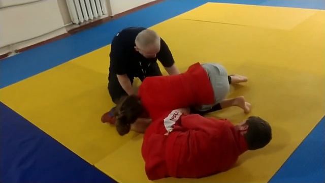 Техника самбо. Контратака от болевого на руку болевым на колено в самбо смотреть онлайн