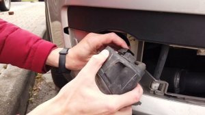 Audi Q3 (8U) front fog light bulb replacement