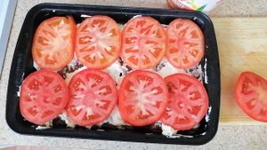 Свинина запеченая с сыром и помидорами))) ММММ)