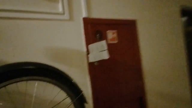 ВЫШЛА В ПОДЪЕЗД И ПОЛУЧИЛА ШОК! смотреть онлайн