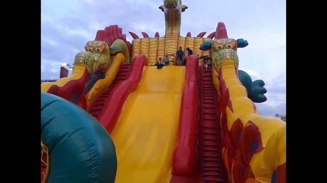 Очень большая надувная горка. Катаемся! Веселимся! смотреть онлайн