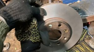 Замена передних тормозных колодок с проточкой тормозных дисков. Opel Combo 1.3d.