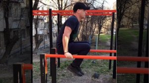 Отжимания на брусьях с уголком