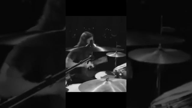 Дэйв Грол (Dave Grohl) солирует на барабанах #drumsolo #солонабарабанах