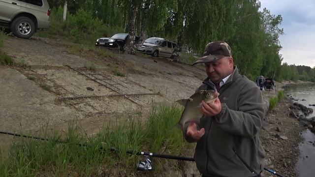 Как ловить плотву на фидер в толще воды! Рыбалка на фидер, ловля леща и плотвы #2