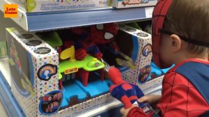 Мальчик надел костюм Человека-Паука и Играется с Игрушками в Детском Магазине Игрушек
