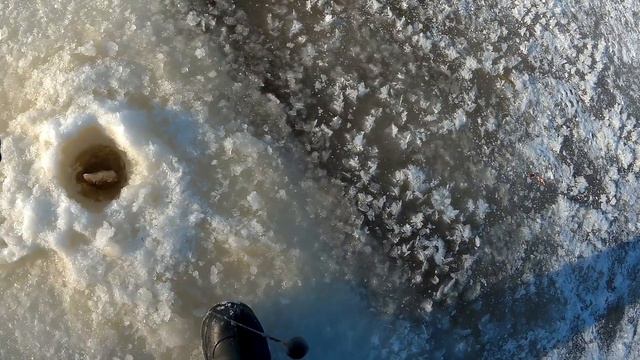 ПОКАТОК на реке. Рыбалка между промоин смотреть онлайн