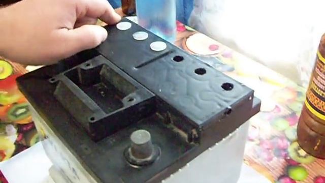 Необслуживаемый аккумулятор VARTA переделываем в обслуживаемый