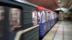 Метропоезд Номерной прибывает на станцию метро Римская.