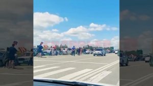 Вот так сегодня встречают на въезде в город жители Краснодара бойцов, возвращающихся из зоны СВО.