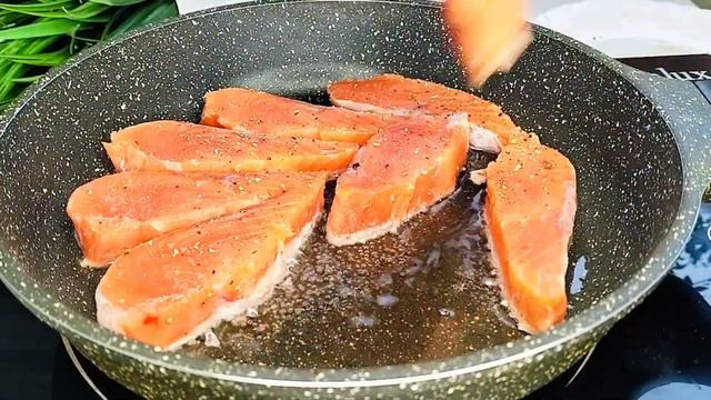 Быстрый и вкусный обед: жареная горбуша с тушеным картофелем🍣🍣