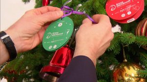 Российские чиновники помогают исполнить новогодние мечты детей, которые нуждаются в поддержке.