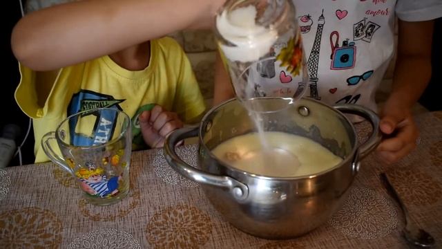 Делаем бискивитный рулет с заварным кремом и малиной//Рулет "Малиновый"