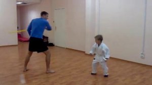 Бил малыша палкой