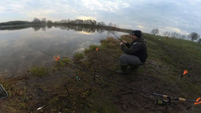 На эти поклевки можно смотреть вечно.Крутой клев карася на кормушки. смотреть онлайн