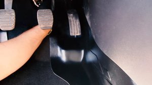 Установка центральных накладок на ковролин тоннеля Renault  Kaptur