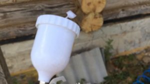 Как сруб грунтовали Tikkurila из краскопульта. As the frame was primed Tikkurila from the spray gun