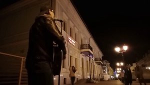 Песни Виктора Цоя под гитару. Уличные музыканты Казани