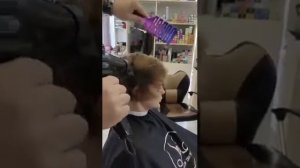 ЖЕНСКАЯ СТРИЖКА АССИМЕТРИЧНАЯ СТРИЖКА НА СРЕДНИЙ ДЛИНУ.