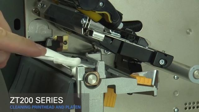 Как чистить печатающую головку и валики принтера этикеток Zebra ZT200 смотреть онлайн