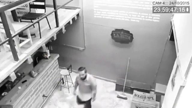 Камера наблюдения сняла настоящий призрак