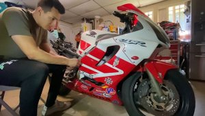 How To Remove Fairings On A Honda CBR600 F4i! | CBR600 F4i Rebuild Part 3