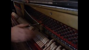 How to tighten a piano  loose tuning pins use a cardboard.Как укрепить колок пианино картоном