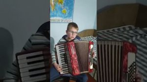 Дмитрий Белей играет на аккордеоне "Ехали казаки.."