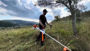 Stihl Fs 490-C with 300 mm grass cutting blade in big dry grass. (Motocoasa Stihl in iarba mare.)