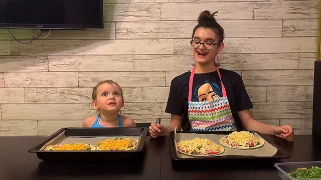 Дети готовят пиццу | Лактозная VS Безлактозная | Риана и Арина