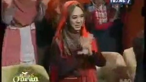 Маленькая девочка Читает Коран