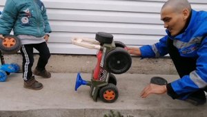 Детская машинка | Замена колес | Колеса задней оси больше чем передние