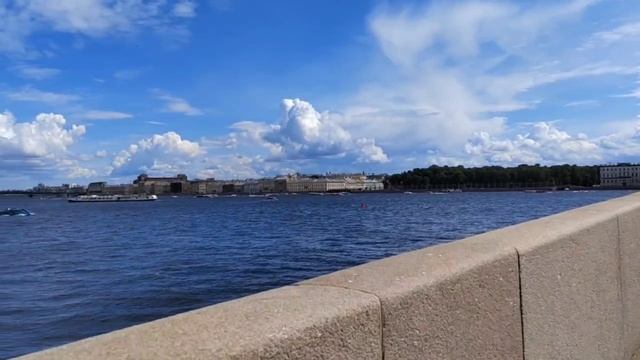Прогулка по набережным Санкт-Петербурга: от крейсера "Аврора" до Эрмитажа.