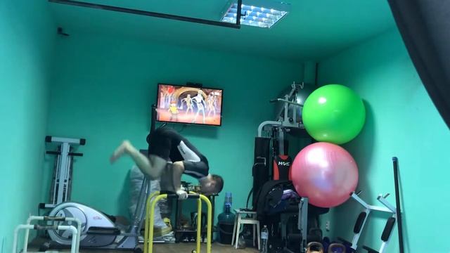 Еквалайзер напольные брусья одно из упражнений. 02.08.18. смотреть онлайн